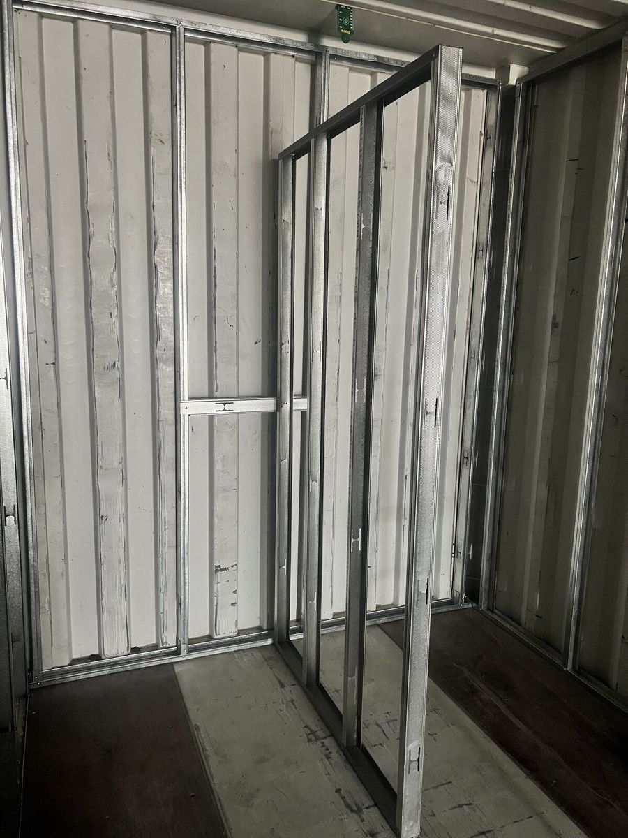Perfilería de acero en las paredes interiores.