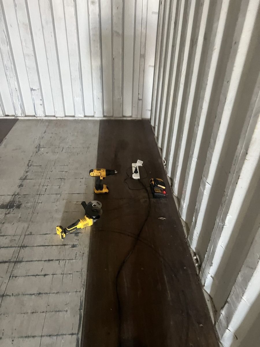 El piso de madera original, listo para trabajar, y las herramientas a mano.