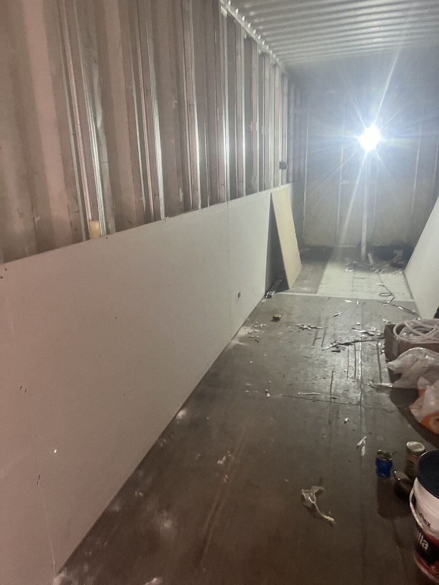 Primeras placas apoyadas contra la pared.