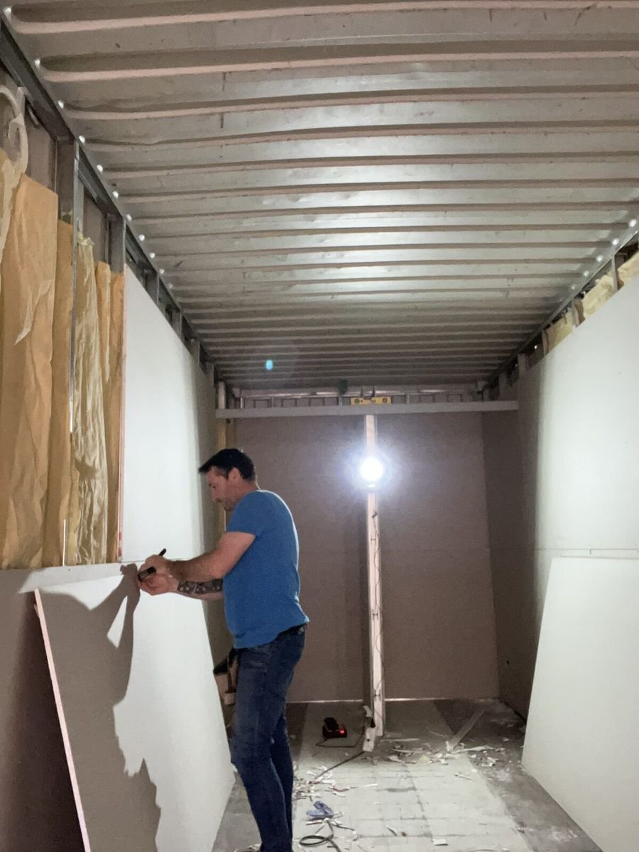 Colocando placas y aislación, tramo por tramo.