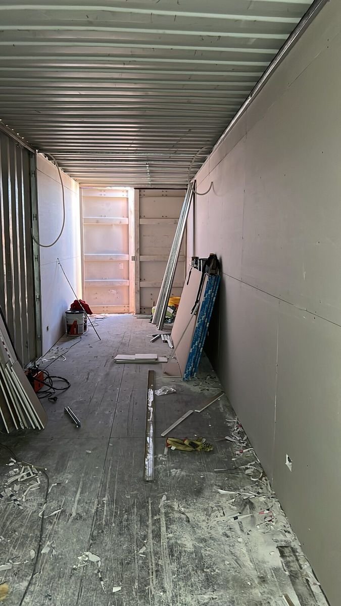 Interior avanzado: paredes cerradas y materiales a mano.