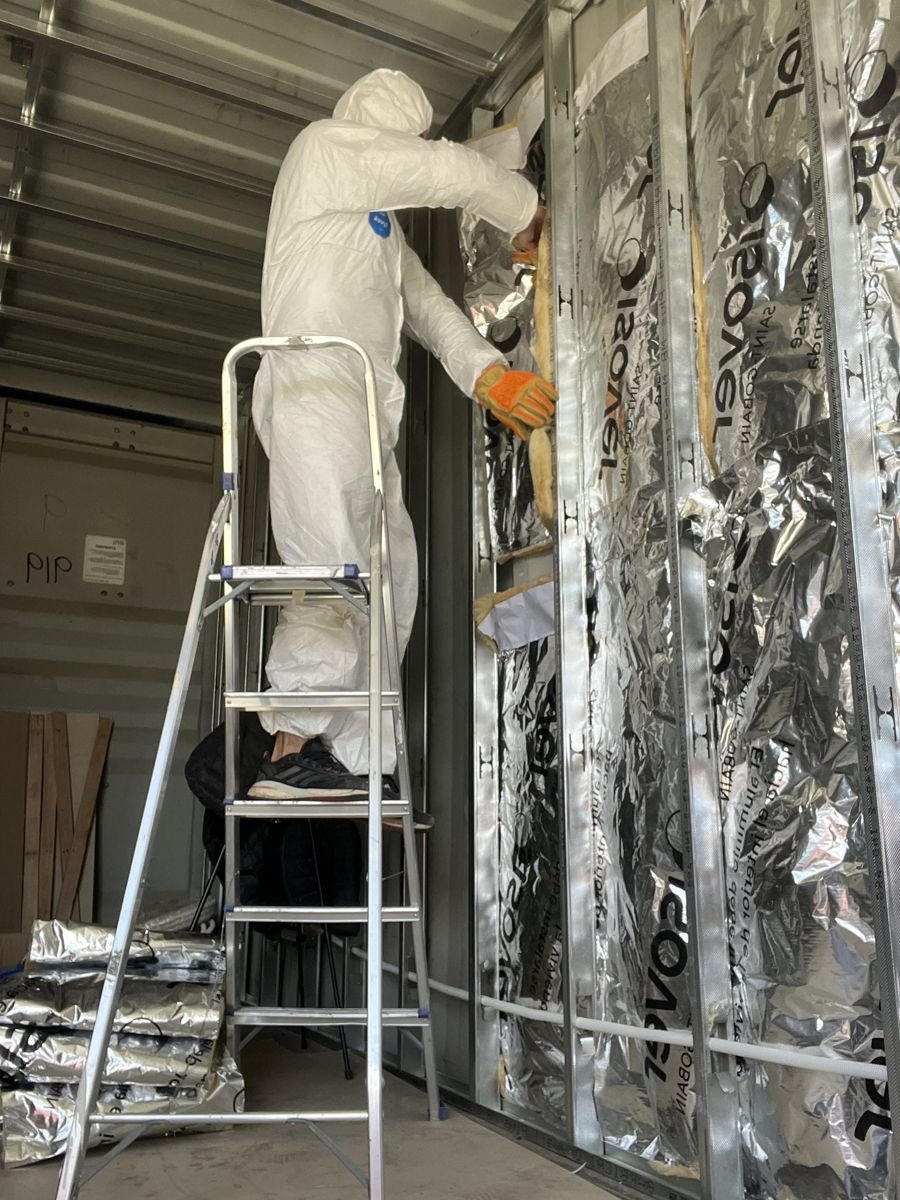 Colocando la aislación con foil de aluminio.